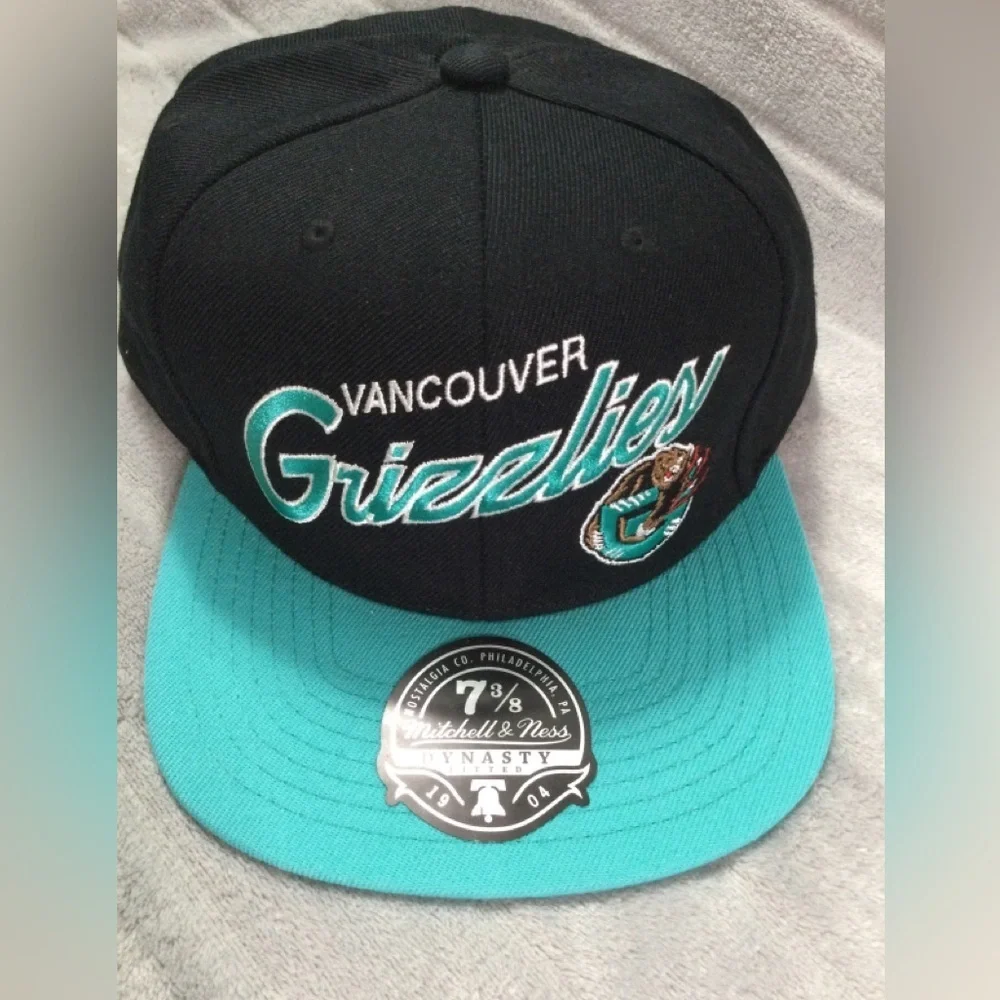 Mitchell & Ness Vancouver Grizzlies Black and Teal Fitted Hat Size 7 3/8 - Picture 1 of 7